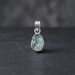 Colgante de Aguamarina Natural Blue Haven en Plata de Ley 925 con Engaste Minimalista, Joyería Unisex para Uso Diario - Product Image 4