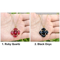 Collier de haute qualité avec pendentif en quartz rubis taillé en chevron, en laiton plaqué or 18 carats, serti de plusieurs pierres précieuses