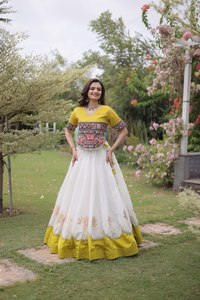 Lehenga Choli Amarillo Bordado con Falda Blanca, Trabajo Kutchi, Ropa Tradicional India para Bodas, Elástica y Sin Arrugas - Product Image 3