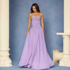 Vestido de Noche Largo Morado Lavanda con Adornos, Cintura Natural, Corte en A, de Gasa con Cristales, Sin Mangas, Escote en V, Espalda Descubierta, para Fiesta Formal - Product Image 1