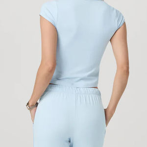 Camiseta de cuello redondo para mujer, corte ajustado, estilo urbano moderno, ropa de verano, informal, para exteriores, colección de verano, color liso - Product Image 5