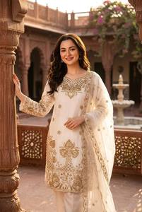 Ensemble de vêtements de fête en soie – Kurti brodé de créateur avec palazzo et dupatta - Product Image 5