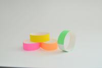 Bracelets en papier TYVEK imperméables personnalisables, colorés avec impression noire pour une utilisation promotionnelle