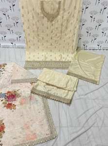 Juego de Gharara de seda Chinon pesado tradicional pero moderno con exquisito trabajo de bordado de secuencia Jari y multihilo para fiestas - Product Image 4