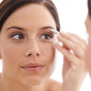 Pinzas profesionales de acero inoxidable con punta inclinada para cejas, herramientas de belleza para depilación de precisión y cuidado de cejas - Product Image 3