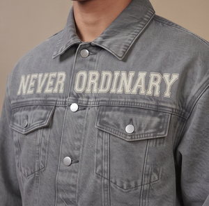 แจ็คเก็ตยีนส์สีเทาสำหรับผู้ชาย ปักลายตามสั่ง ปกเสื้อพับได้ เสื้อแจ็คเก็ตยีนส์แฟชั่นสำหรับผู้ชาย เสื้อคลุมยีนส์ผู้ชาย - Product Image 5