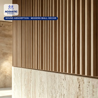 Système mural acoustique premium en panneaux à lattes verticales en placage de bois pour le contrôle de l'écho, idéal pour les projets d'aménagement intérieur de studios d'enregistrement