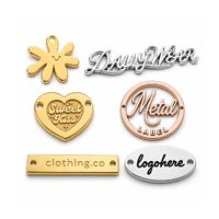 Étiquettes métalliques 3D personnalisées en gros avec logo en relief, étiquettes décoratives en laiton imprimées en sérigraphie pour vêtements, sacs et accessoires vestimentaires