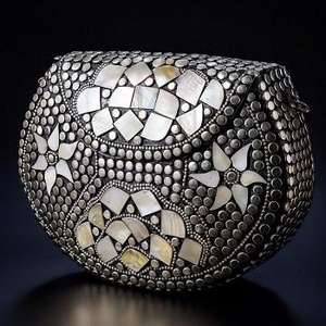 Bolso de Hombro Tipo Clutch de Metal Brillante y Pulido de 7 Pulgadas, Diseño de Cierre con Cremallera Hecho a Mano, Alta Calidad, Ecológico - Product Image 1