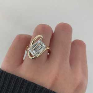 แหวนเพชรทรงเหลี่ยมมรกต 3.00 กะรัต สไตล์โมเดิร์น สำหรับผู้หญิง ทองคำแท้ 14K ของขวัญเซอร์ไพรส์งานแต่งงาน - Product Image 2