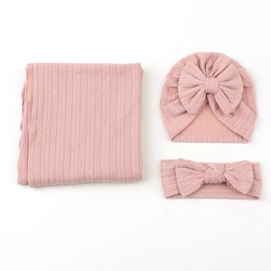 Juego de mantas de algodón tejidas para bebé con gorro y diadema - Product Image 4