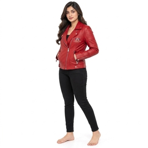 Chaqueta de cuero clásica para mujer, hecha con material resistente y construcción cómoda, que ofrece costuras impecables, duradera y suave al tacto. - Product Image 3