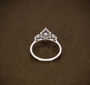 แหวนหมั้นเพชรทรงลูกแพร์สไตล์วินเทจสุดหรู ได้รับการรับรองจาก IGI ทองคำแท้ เหมาะสำหรับเป็นของขวัญแต่งงานและวันครบรอบ - Product Image 3