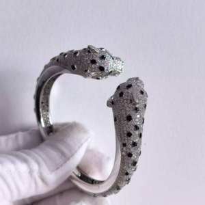 Bague personnalisée en argent sterling 925 plaqué or blanc avec motif lettre élégant, sertie de morganite certifiée et tête de léopard - Product Image 5