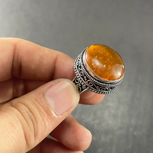 Bague de Fiançailles Classique Faite à la Main en Argent Sterling 925 avec Pierre Précieuse en Ambre Baltique Naturel Taillée Ovale et Sertie en Lunette pour Anniversaire de Mariage - Product Image 1