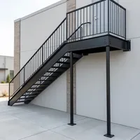 Escalier droit en acier pour extérieur avec rampe métallique, design industriel pour usage extérieur
