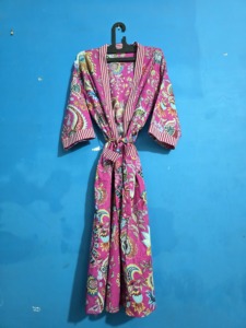Bata de algodón clásica para mujer con estampado floral rosa, manga larga, hasta la rodilla, suave y cómoda, estampada a mano, de artesanos de Jaipur. - Product Image 1