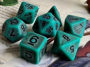 Ensemble de 7 dés de jeu D&D en corne de buffle, faits à la main, écologiques, modernes, de haute qualité, taille précise, design vert, 10 faces - Product Image 6