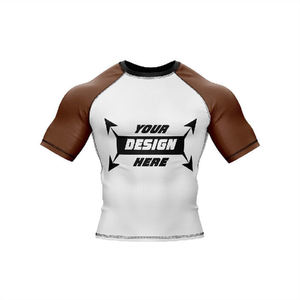 เสื้อแรชการ์ดแขนสั้นสีแดงขาวสำหรับผู้ชาย แห้งเร็ว ผลิตจากโพลีเอสเตอร์ เหมาะสำหรับว่ายน้ำ เสื้อกีฬาสำหรับผู้ใหญ่ พิมพ์ลายด้านหลัง ออกแบบได้ตามต้องการ - Product Image 4