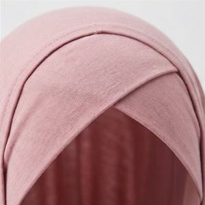 ผ้าพันคอผ้าฝ้ายทวิลล์จีบสีสันสดใสสำหรับฤดูร้อน ขายส่ง ผ้าคลุมศีรษะฮิญาบสำหรับผู้หญิงมุสลิม น้ำหนักเบา คุณภาพพรีเมียม นุ่ม ทันสมัย - Product Image 4