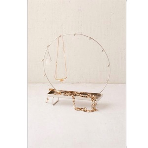 Présentoir pendentif rond fait main en nickel avec fini plaqué or parfait pour vitrine d'accessoires moderne affichage élégant - Product Image 1