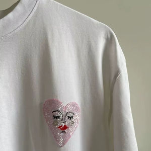 T-shirt tendance en coton blanc à manches courtes avec broderie perlée et patch cœur en sequins roses pour femme, vêtement décontracté d'été - Product Image 1