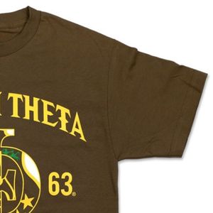 Camiseta gráfica Iota Phi Theta 1963, color marrón dorado, ropa griega, camiseta de fraternidad, algodón de primera calidad, estilo clásico y elegante - Product Image 4