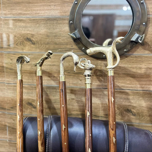 Bastones de Madera Natural Ecológicos con Mango de Latón Pulido, Estilo Rústico Moderno, Ideales para Regalo - Product Image 1