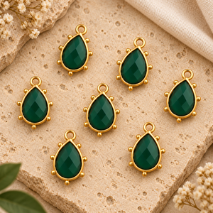 Shyama Gems Collier et Bracelet Pendentif Goutte Facetté en Onyx Vert, Quartz et Autres Pierres Précieuses, avec Monture Dorée - Product Image 5