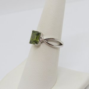 Vintage <b>Peridot</b> <b>Ring</b> Emerald Cut Green Gemstone Twisted Celtic Sterling Silver August Birthstone - Product Image 5