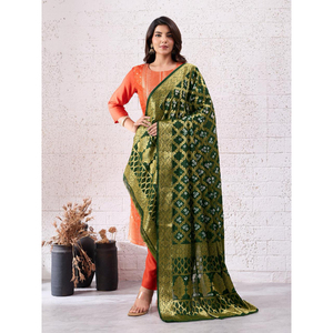 Dupatta de Seda con Diseño Tradicional Bandhej de Rajasthan para Mujer, con un Diseño Rico y Elaborado - Product Image 1