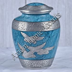 Elegante urna de cremación de aluminio con acabado pulido Hermoso recuerdo conmemorativo de Axiom Home Accents - Product Image 1