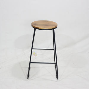 Tabouret de bar ComeHome avec assise en bois d'acacia naturel, pieds en fer thermolaqué noir et patins rectangulaires en plastique - Product Image 4