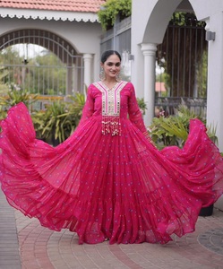 Últimos diseños de vestidos Anarkali con vuelo completo para la festividad de Navratri y vestidos largos con mangas largas, con trabajo de parches Kutchi y estampado Laheriya. - Product Image 1