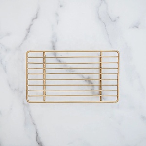 Dessous de plat rond en métal doré résistant à la chaleur et design robuste pour table à manger de cuisine et décoration intérieure moderne - Product Image 5