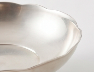 Bol de service en métal poli avec base sur pied pour fruits et collations, style glamour, passe au lave-vaisselle et convient aux occasions festives - Product Image 2