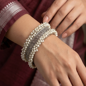 Pulsera de Perlas en Capas DIVYORO con Diseño Floral, Plateada y Oxidada, para Mujer, para Boda - Product Image 4