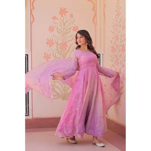 Robe de soirée multi-brodée avec paillettes, y compris robe et dupatta - Product Image 4