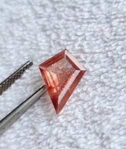 Pierre de soleil d'Oregon rouge cuivré de qualité supérieure naturelle, pierres précieuses facettées non montées pour la fabrication de bijoux, disponible au prix de gros. - Product Image 4