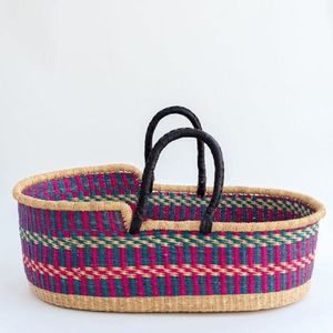 Panier à langer artisanal en jonc de mer coloré et panier à langer pour enfant en rotin avec poignées noires pour tables de soins pour bébés - Product Image 4