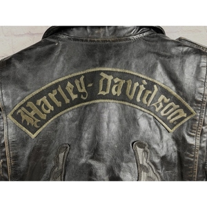 Gilet de motard vintage en cuir véritable noir avec patch brodé au dos, fermeture éclair sur le devant et finition vieillie pour homme - Product Image 4