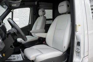 Fourgonnette de tourisme Silver Used Sprinter 2500 Turbo 2021 4x4 automatique à conduite à gauche, intérieur tissu, jantes R17, kilométrage élevé, entièrement transformée en véhicule de camping routier - Product Image 6