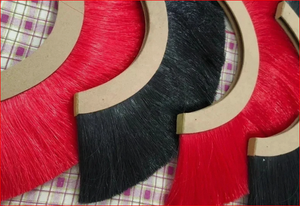 Juego de 4 Plumas de Crin Roja y Negra para Casco - Product Image 3