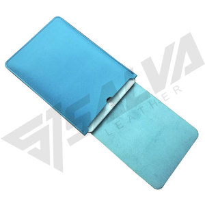 Housse pour ordinateur portable en similicuir beige de haute qualité SALVA LEATHER, personnalisable OEM, étui souple léger avec sangle réglable, moderne et unisexe - Product Image 2