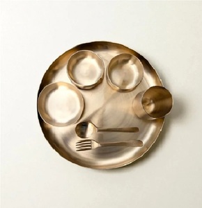 Juego de comedor de bronce hecho a mano por artesanos de Kansari, composición de cobre puro y estaño, plato tradicional thali, tazones, cuchara de vidrio, tenedor. - Product Image 2