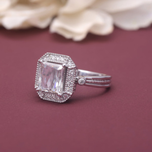 Bague de fiançailles en diamant de laboratoire certifié IGI, taille émeraude, avec halo, en argent sterling 925 massif, style Art Déco vintage. - Product Image 6
