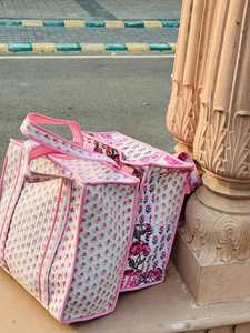 Bolso de mano acolchado de algodón Kantha con estampado floral mini rojo y blanco para mujer, ideal para viajes, con asa para el hombro, a rayas, para pedidos al por mayor. - Product Image 6