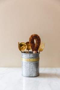 Porte-couverts en métal design qui ajoute une sophistication et une organisation au décor moderne du comptoir de cuisine - Product Image 3