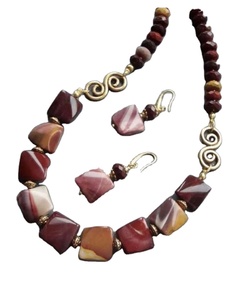 Collier en résine d'aspect classique pour femme avec chaîne Figaro personnalisée en diamant pour les fêtes de mariage et les cadeaux en vente - Product Image 1