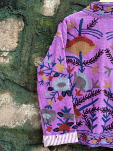 เสื้อแจ็คเก็ตกำมะหยี่สีม่วงหรูหรา ลายดอกซูซานี ปักมือสไตล์โบโฮ งานฝีมือชั้นเยี่ยม เสื้อคลุมตัวนอก แห้งเร็ว สไตล์บูติก - Product Image 3